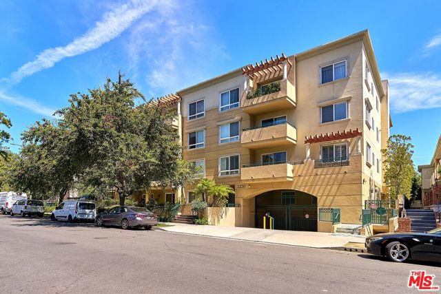 2230 S Bentley Avenue, Los Angeles CA: https://media.crmls.org/mediaz/33897ef6-c743-41f1-913b-b067061af70b.jpg