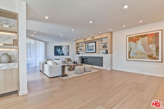 300 N Swall Drive, Beverly Hills CA: https://media.crmls.org/mediaz/338ac9a7-a3da-422c-ba95-e4fd70277342.jpg