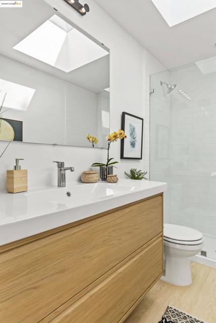 4031 Park Blvd, Oakland CA: https://media.crmls.org/mediaz/338c2bd0-772d-4cbf-b426-d3a707e6b24a.jpg