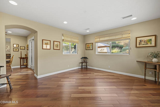 554 Lone Oak Drive, Thousand Oaks CA: https://media.crmls.org/mediaz/338c2d38-8f97-4226-8227-6917f00d7b2a.jpg