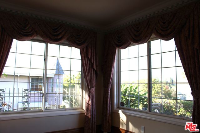 11502 Dona Teresa Drive, Studio City CA: https://media.crmls.org/mediaz/338ca8e2-0196-4b1f-bbe2-2e3afa17594f.jpg