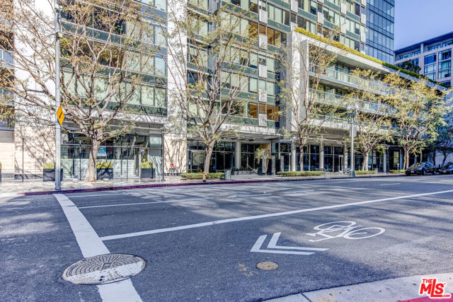 1155 S Grand Avenue, Los Angeles CA: https://media.crmls.org/mediaz/338dc48f-f64c-451d-bdaf-60447bed5f4e.jpg