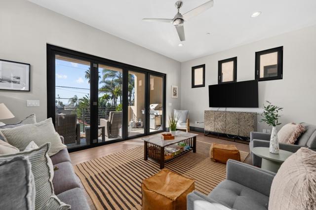 Detail Gallery Image 2 of 43 For 907 S Tremont St, Oceanside,  CA 92054 - 3 Beds | 3/1 Baths