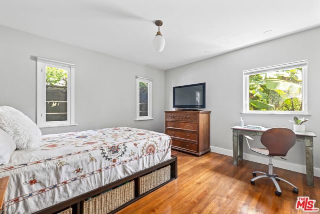 2310 Glencoe Avenue, Venice CA: https://media.crmls.org/mediaz/338e319e-773a-4548-bcaf-659b7a0d0600.jpg