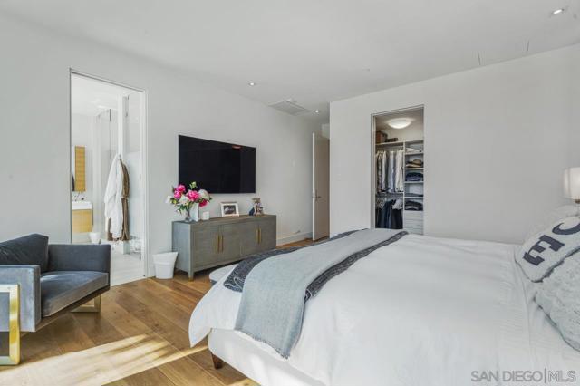 1020 Prospect St, La Jolla CA: https://media.crmls.org/mediaz/338e504f-f5ab-4113-a66b-a4565a3b46a9.jpg