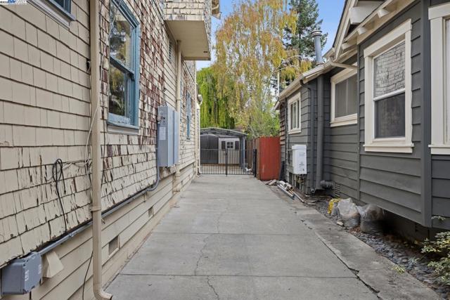 3215 Liberty Ave, Alameda CA: https://media.crmls.org/mediaz/338e6197-3b05-4279-81a8-bfedc54080eb.jpg