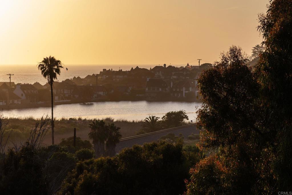 https://media.crmls.org/mediaz/3391c95c-1e6b-4aba-8a79-f81452957443.jpg?preset=X-Large