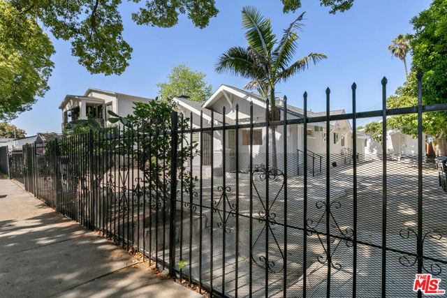 3915 1/2 S Budlong Avenue, Los Angeles CA: https://media.crmls.org/mediaz/3391fce2-2773-4f6a-9545-7b8262946023.jpg