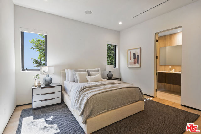 428 N La Jolla Avenue, Los Angeles CA: https://media.crmls.org/mediaz/3392168d-ada9-4bb2-a43d-8b99d61f9634.jpg