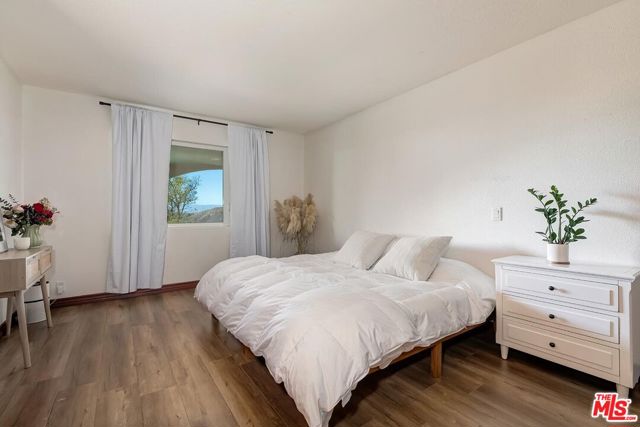 10827 Pacific View Drive, Malibu CA: https://media.crmls.org/mediaz/33921e1c-7db4-4c32-8b55-ff82586e3521.jpg