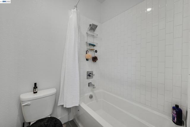 Image 20 of 41 For 7228 Carneros Ln