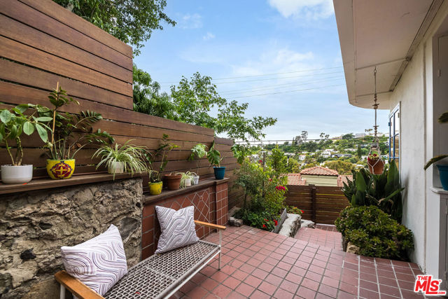 2620 Rutherford Drive, Los Angeles CA: https://media.crmls.org/mediaz/33933e60-5f43-460f-aac6-95c95e3f65bb.jpg