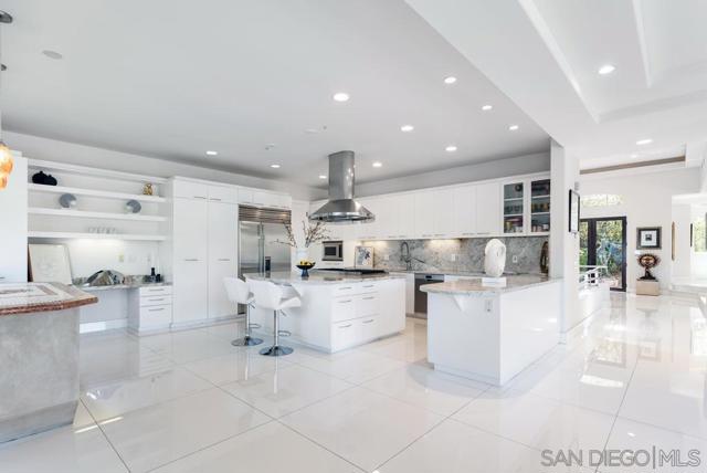 6617 Muirlands Dr, La Jolla CA: https://media.crmls.org/mediaz/33937101-047e-48d8-b6b3-6ee3b6063df3.jpg