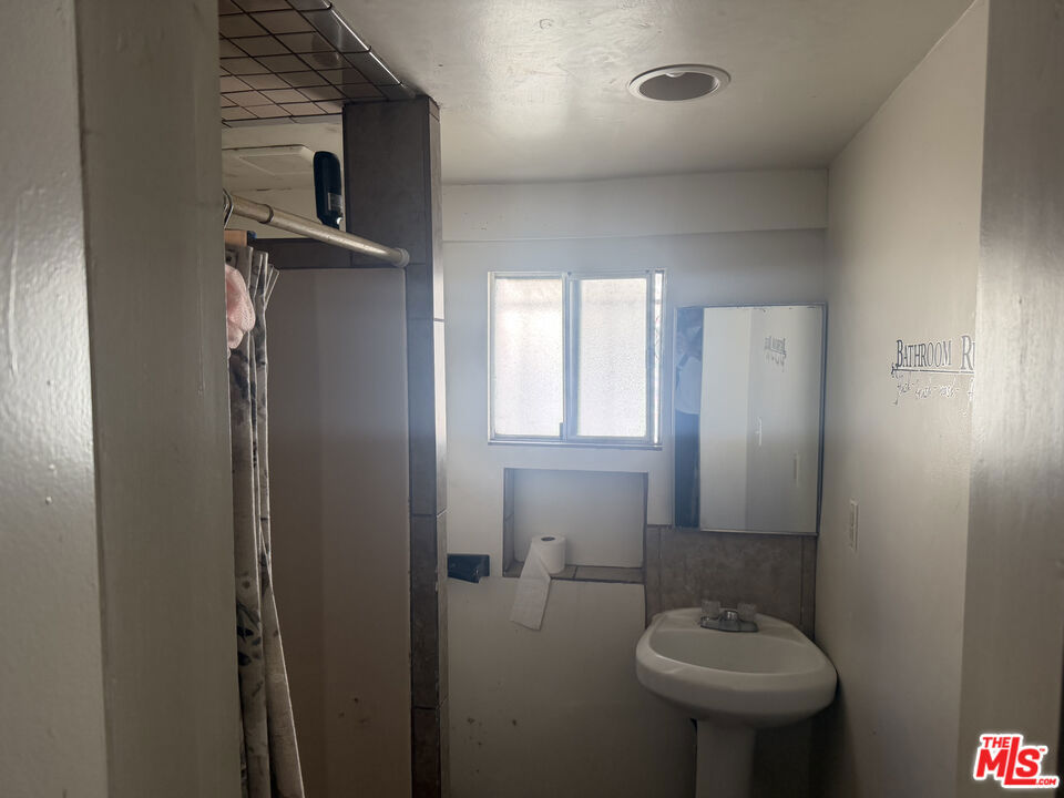 https://media.crmls.org/mediaz/33946624-555a-463f-9b40-1165c5c2102f.jpg?preset=X-Large