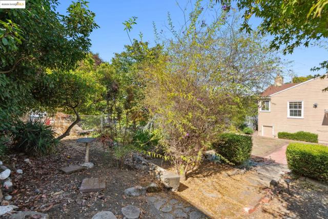 2570 99th Ave, Oakland CA: https://media.crmls.org/mediaz/339478ff-686b-4f19-8abf-8526e5a8aedf.jpg