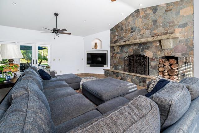 35715 Calle Nopal, Temecula CA: https://media.crmls.org/mediaz/3394b40d-6db0-4f94-b429-fd42a44c4a17.jpg