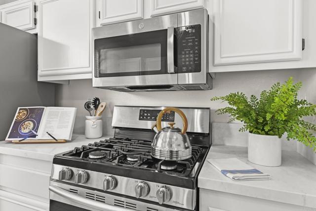 Detail Gallery Image 11 of 38 For 6084 Citracado Cir, Carlsbad,  CA 92009 - 3 Beds | 2/1 Baths