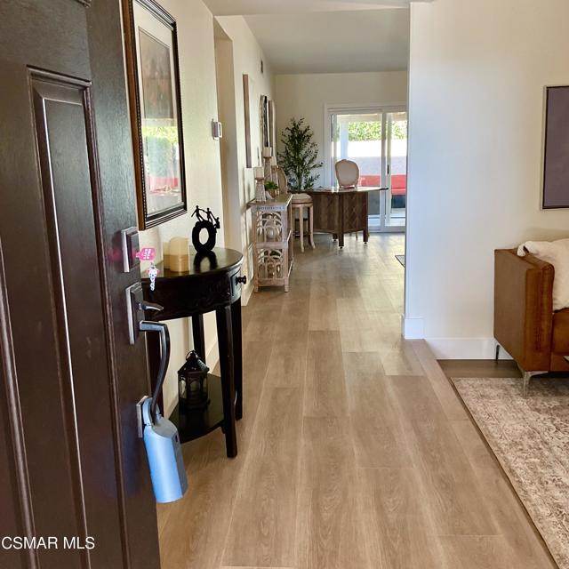2455 Castlemont Court, Simi Valley CA: https://media.crmls.org/mediaz/339641dc-a0d0-4533-abff-a22eb24f81b2.jpg
