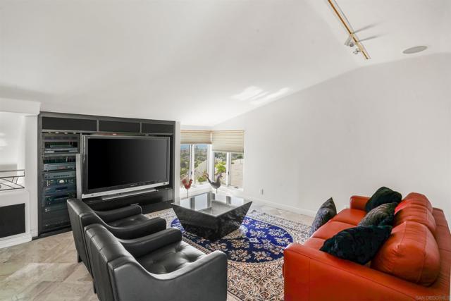 5756 La Jolla Corona Dr, La Jolla CA: https://media.crmls.org/mediaz/33969e43-50fa-4abf-958f-fa4d6b9fd4e2.jpg