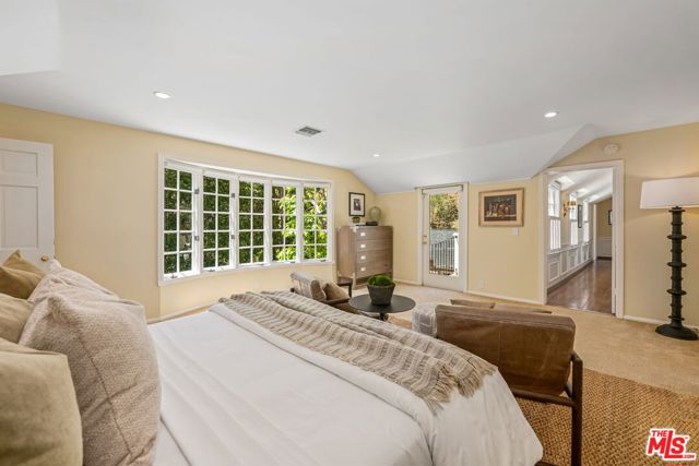 1376 San Ysidro Drive, Beverly Hills CA: https://media.crmls.org/mediaz/339703fd-161e-47b3-9843-1f068f17843b.jpg