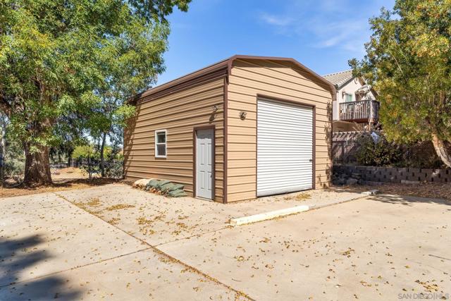 8968 Rocket Ridge Rd, Lakeside CA: https://media.crmls.org/mediaz/33970865-2c5c-49ad-8761-3a09fef18693.jpg