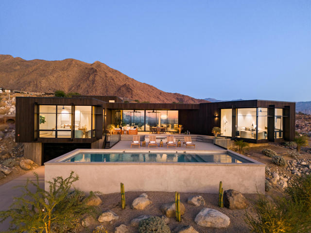 2085 Desert Flower Court, Palm Springs CA: https://media.crmls.org/mediaz/33973ffc-7c72-4d56-839e-115c830d3589.jpg
