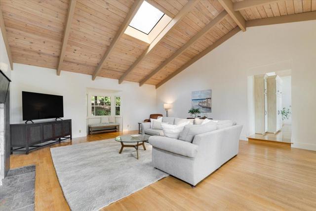 455 Calle Del Sol, Aptos CA: https://media.crmls.org/mediaz/33977830-02a4-4845-82f5-b0d8dbbbb3fa.jpg