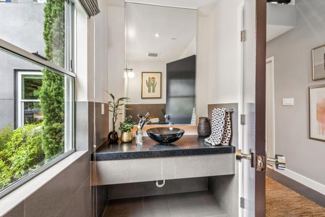 2005 TUNNEL RD, Oakland CA: https://media.crmls.org/mediaz/3397819b-3256-4d5b-94bc-c9f6692ea26b.jpg