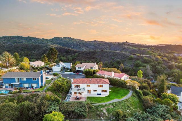 4400 Chaumont Road, Woodland Hills CA: https://media.crmls.org/mediaz/33981528-7c1e-4a58-8073-c5d2d45f0160.jpg
