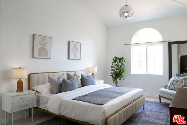 1515 N Fairfax Avenue, Los Angeles CA: https://media.crmls.org/mediaz/33981805-ea2f-4b38-9a08-83fc16adb5b1.jpg