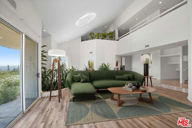32215 Pacific Coast Highway, Malibu CA: https://media.crmls.org/mediaz/339865ec-2002-4441-bb5e-bbcddf19ac23.jpg