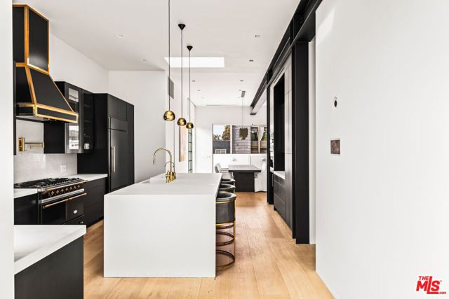 1346 Abbot Kinney Boulevard, Venice CA: https://media.crmls.org/mediaz/3398f4e6-7822-46f6-9bf3-76f17c9023a1.jpg
