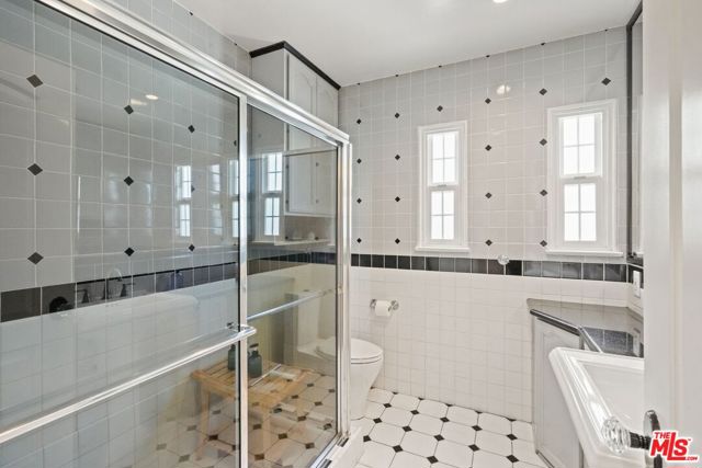 5324 Irvine Avenue, Valley Village CA: https://media.crmls.org/mediaz/339b2142-69e0-4006-bf96-8d9bf8636cea.jpg