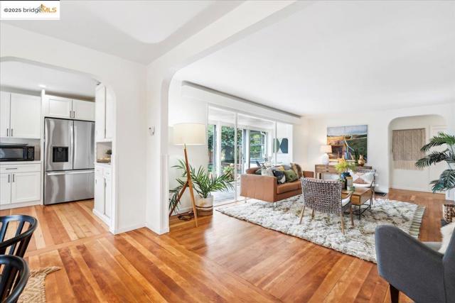 342 El Toyonal, Orinda CA: https://media.crmls.org/mediaz/339b66b8-a9c9-437d-a589-a8eca7f259eb.jpg