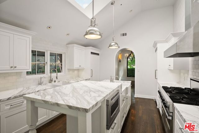516 Lincoln Boulevard, Santa Monica CA: https://media.crmls.org/mediaz/339c2250-f95c-4e72-9aab-16ec12afa693.jpg