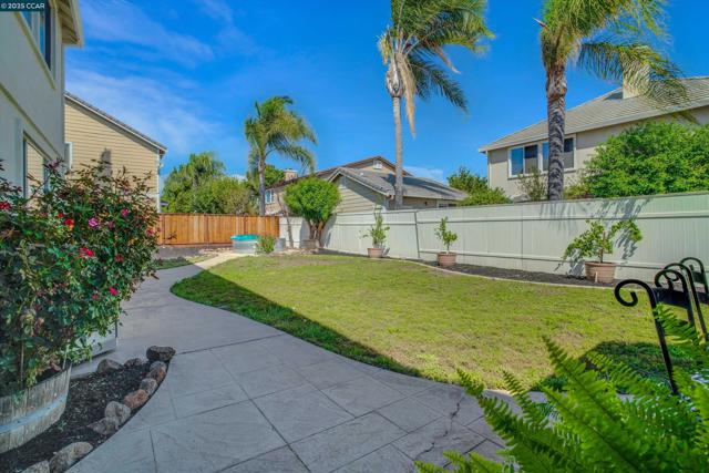 2856 Gardenside Ct, Brentwood CA: https://media.crmls.org/mediaz/339cec78-cdd7-412b-a5b7-388f17737e8f.jpg