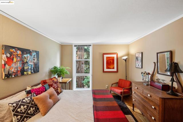 250 Whitmore St, Oakland CA: https://media.crmls.org/mediaz/339d1e1a-b313-4b85-94f0-abd274f61a49.jpg