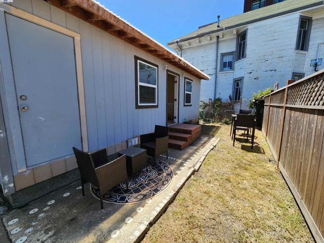 1050 37Th St, Oakland CA: https://media.crmls.org/mediaz/339d3fd3-37ea-4f2e-b1cd-ada1c4690fe4.jpg