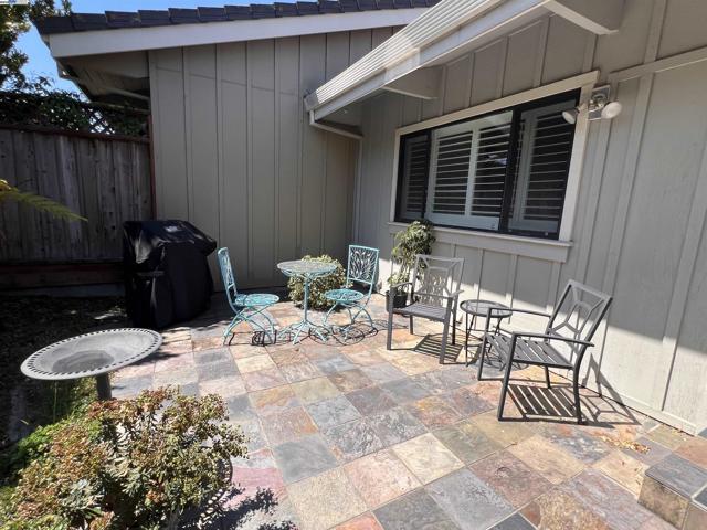 37 Binnacle Hl, Oakland CA: https://media.crmls.org/mediaz/339dbea3-8ed4-4c98-8293-651d9f06d657.jpg