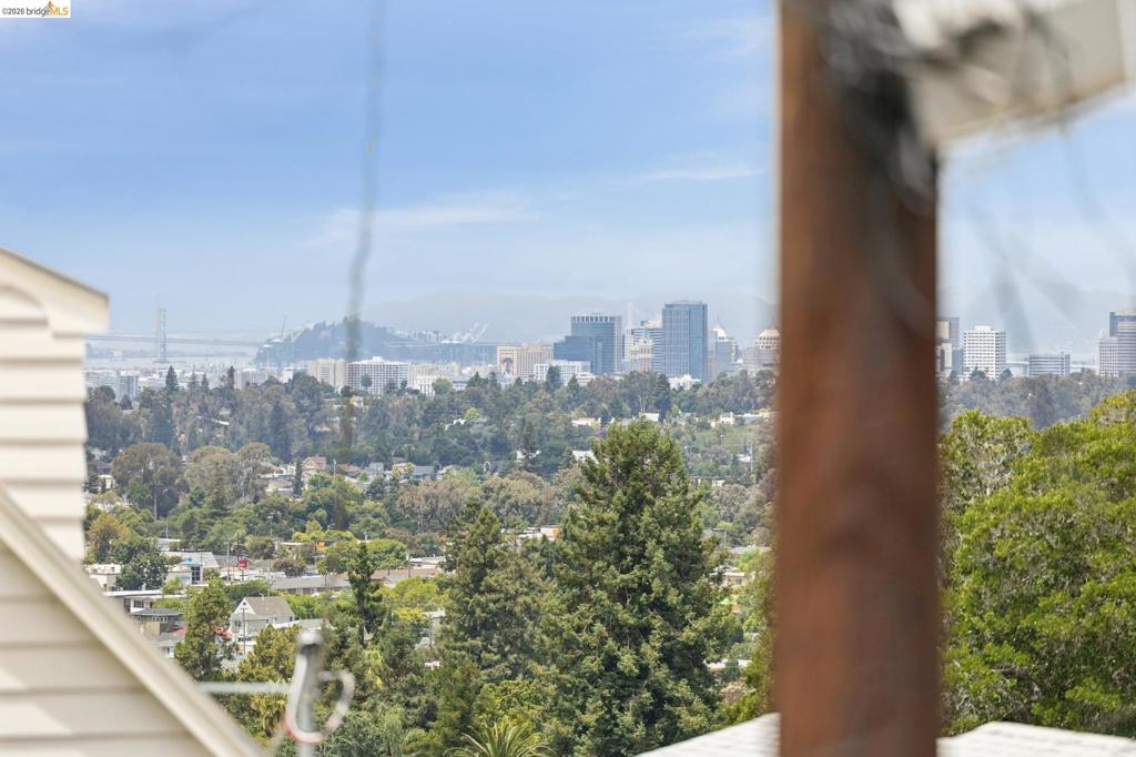 https://media.crmls.org/mediaz/339e8473-5396-4eeb-ba3a-f70eb170d914.jpg?preset=X-Large