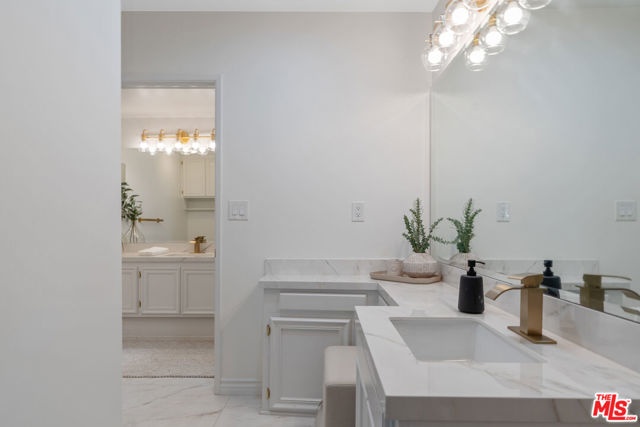 10037 Sunnybrae Avenue, Chatsworth CA: https://media.crmls.org/mediaz/339f2feb-5424-420c-ae5e-f3f7f58b2e95.jpg
