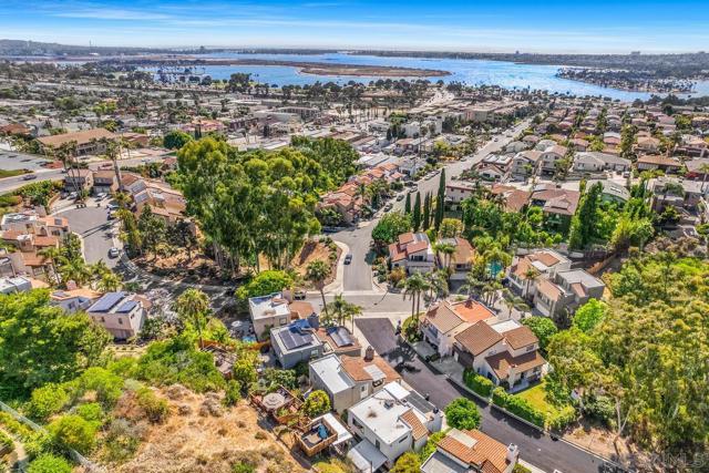 4533 Gesner St, San Diego CA: https://media.crmls.org/mediaz/33a08c00-caeb-4ce2-a422-f46c144177bd.jpg