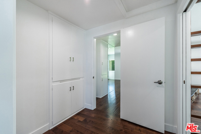 5412 S HOLT Avenue, Los Angeles CA: https://media.crmls.org/mediaz/33a115b9-dbc4-45c4-8489-41f5b7a539d2.jpg