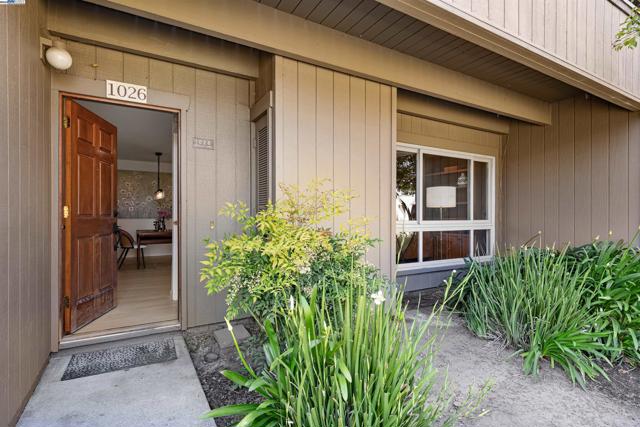 1026 Trellis Ln, Alameda CA: https://media.crmls.org/mediaz/33a177c6-a1ab-439e-a621-219a536edb5b.jpg
