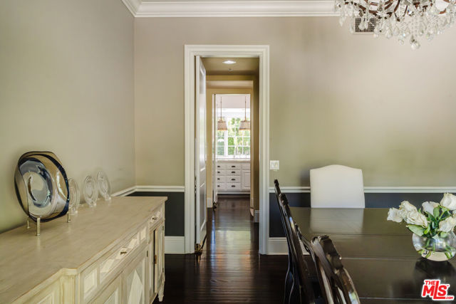 5425 Encino Avenue, Encino CA: https://media.crmls.org/mediaz/33a1e076-33a5-4ea5-88e2-bc6c4ba1c395.jpg