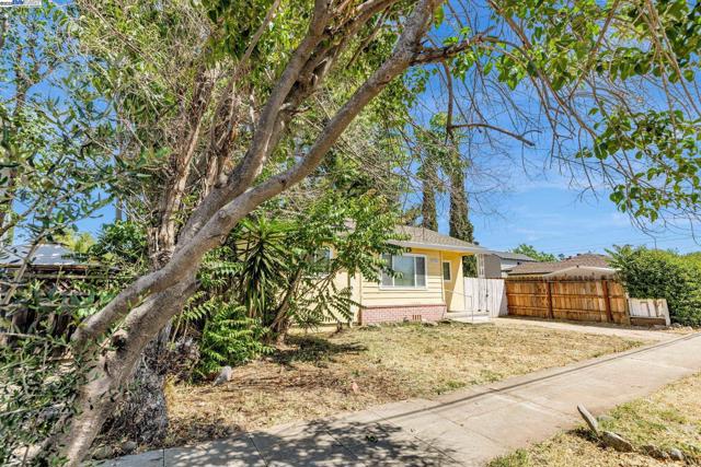 2056 Elm St, Livermore CA: https://media.crmls.org/mediaz/33a2197a-7808-4782-938a-65134088ab12.jpg