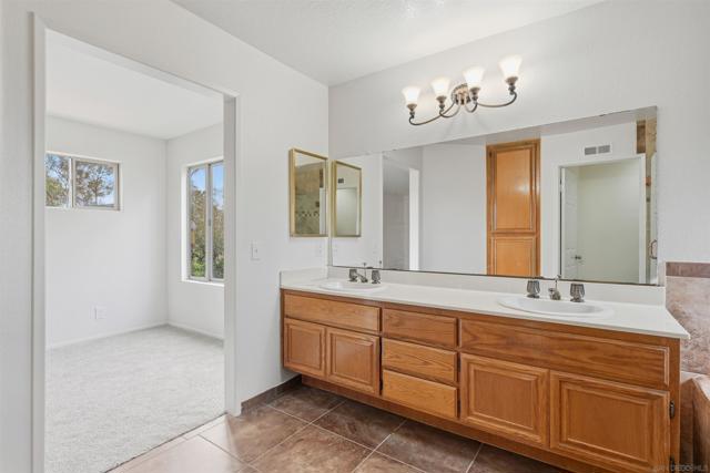 4596 Coronado Drive, Oceanside CA: https://media.crmls.org/mediaz/33a22fab-aa98-480e-b55c-a1abb2bf3acc.jpg