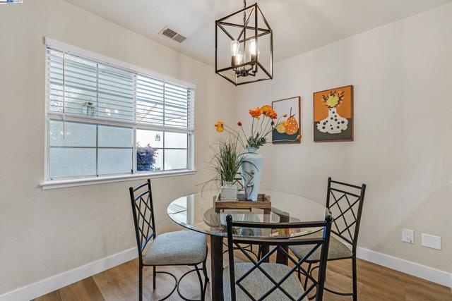 32 Maximo Ct, Danville CA: https://media.crmls.org/mediaz/33a28eff-8055-4b9f-a80b-e01e0134cc56.jpg