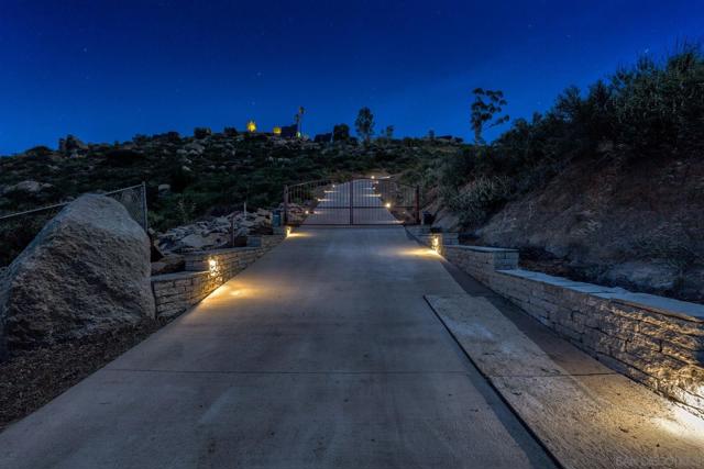 20385 Rancho Villa Rd, Ramona CA: https://media.crmls.org/mediaz/33a38429-5f48-4a9d-b5d4-979fb6ed2984.jpg