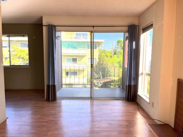 3751 Harrison St, Oakland CA: https://media.crmls.org/mediaz/33a3c883-7119-4d58-b766-854414935461.jpg